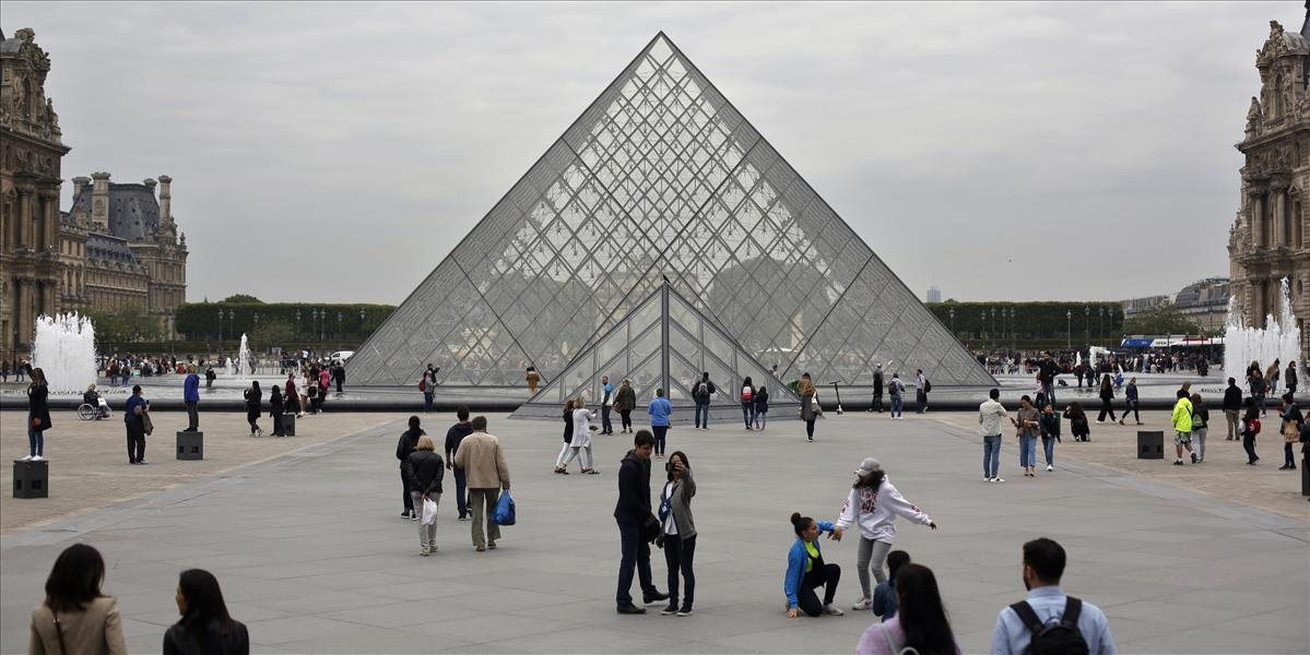 Preplnené parížske múzeum Louvre zavedie pre návštevníkov povinné rezervácie