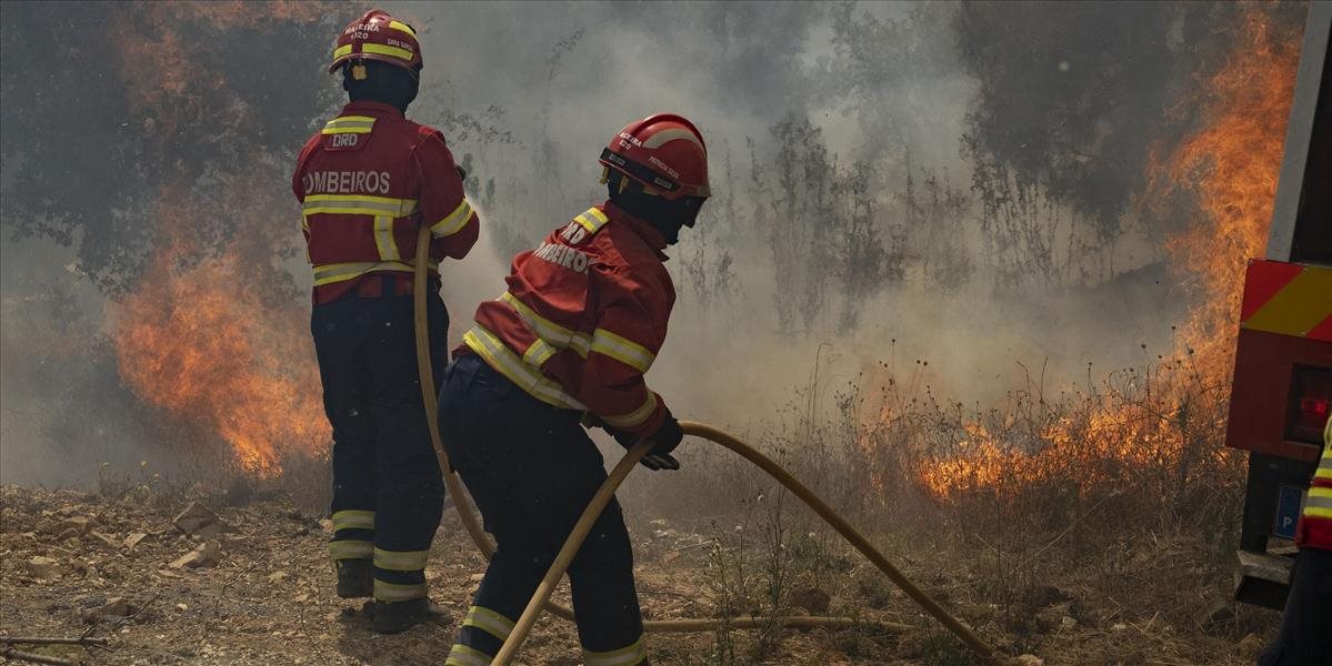 S lesným požiarom severne od Lisabonu bojuje 500 hasičov