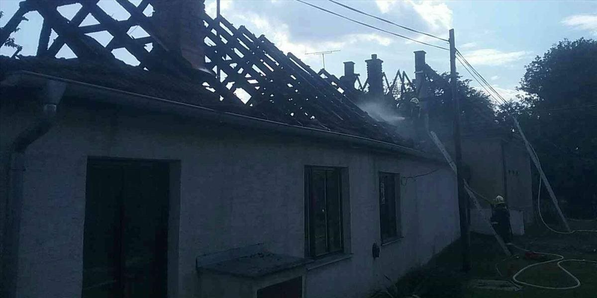 Hasiči zasahujú v Maduniciach pri požiari rodinných domov