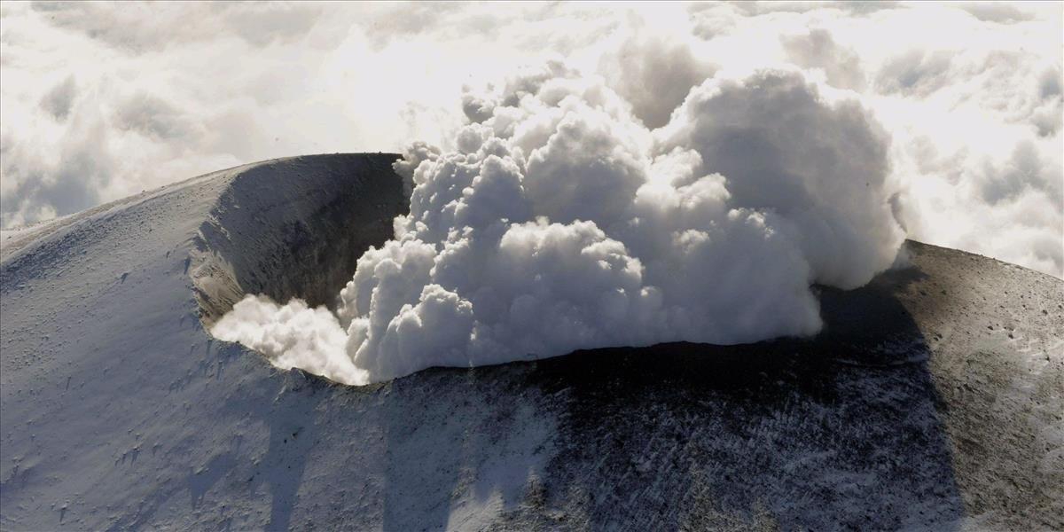 VIDEO: Japonsko v ohrození: Sopka Asama chrli popol, dym a skaly!