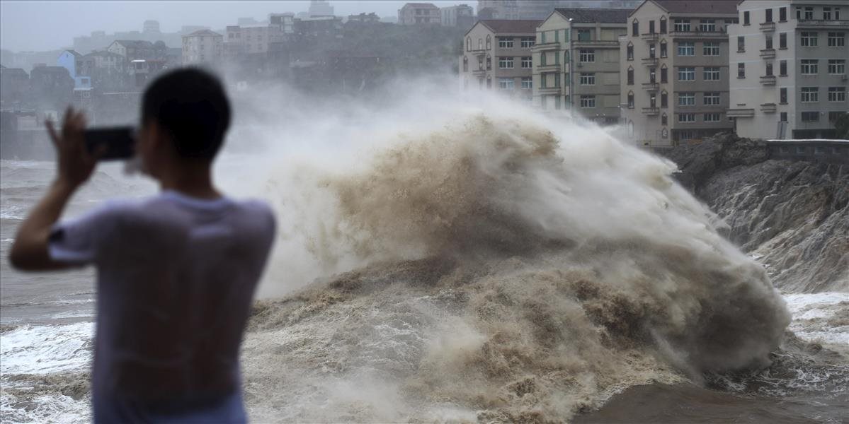 VIDEO Na Čínu udrel ničivý supertajfún Lekima: Domovy muselo opustiť viac ako milión ľudí
