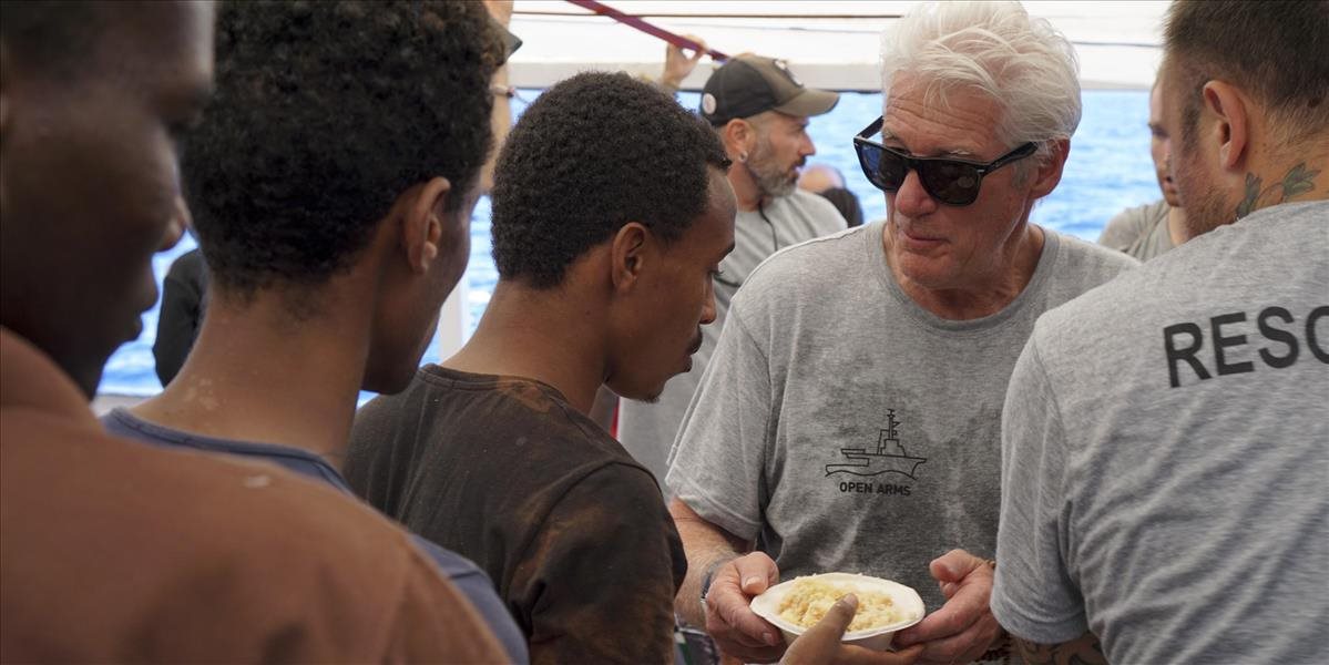 VIDEO Vzácna návšteva na lodi zachránených migrantov: Známy herec im priniesol jedlo