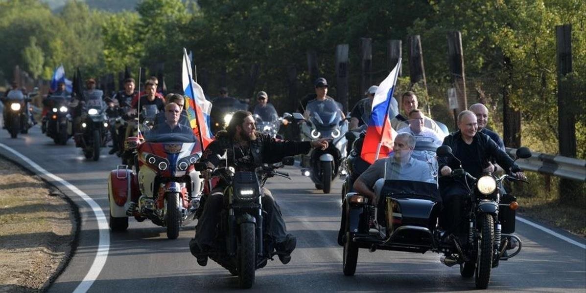 Vladimír Putin navštívil bajk-show motorkárskeho klubu „Nočné vlci“ na Kryme.