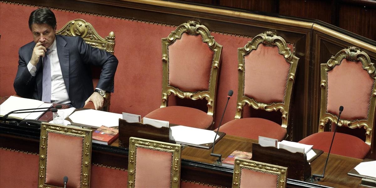 Talianski senátori kvôli vládnej kríze prerušia letné prázdniny a prídu hlasovať