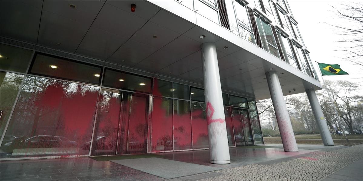 Brazílske veľvyslanectvo v Londýne sa stalo terčom aktivistov