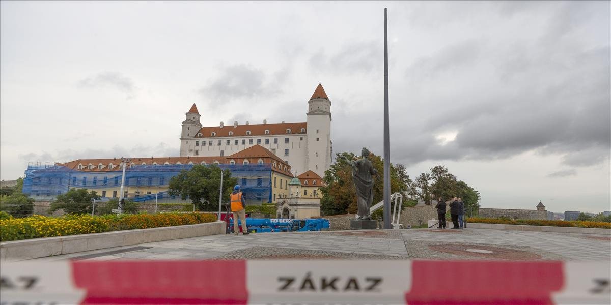 Pred slovenským parlamentom už stojí nový stožiar