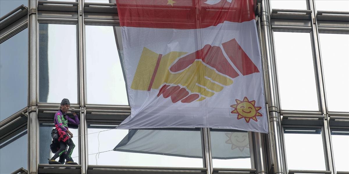 VIDEO Francúzsky Spiderman zavesil na mrakodrape zástavu volajúcu po mieri