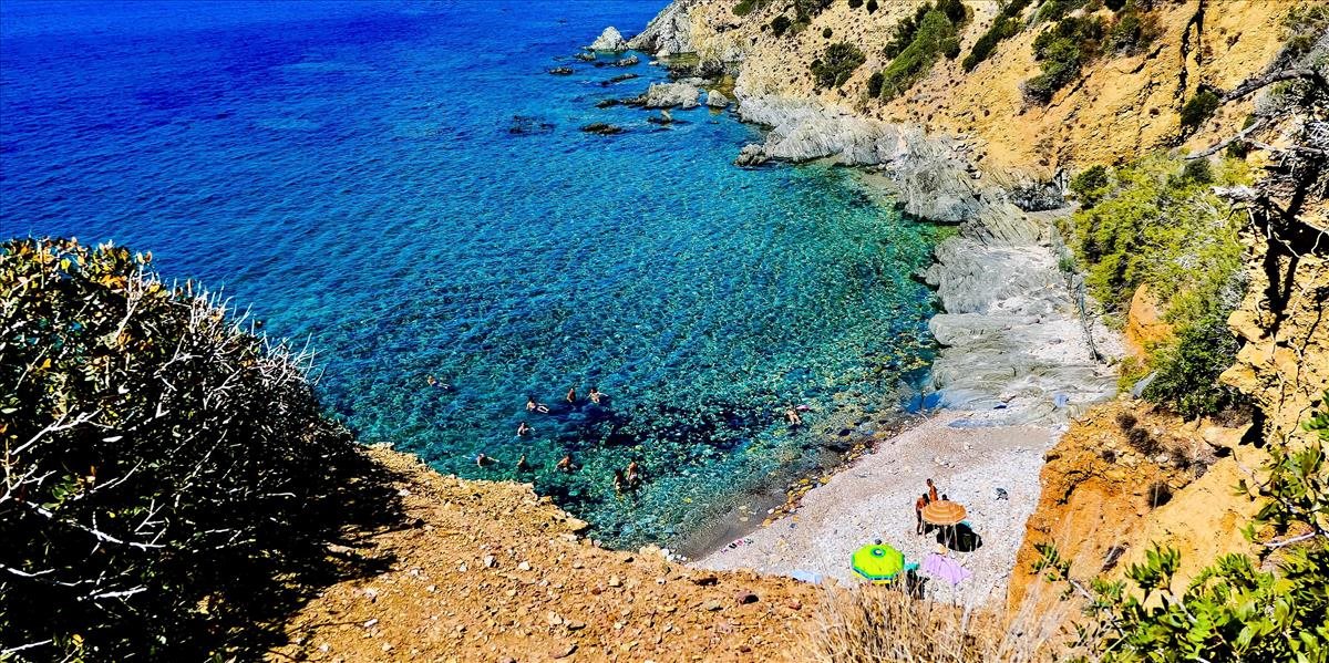 Francúzskym turistom hrozí za krádež piesku na Sardínii väzenie