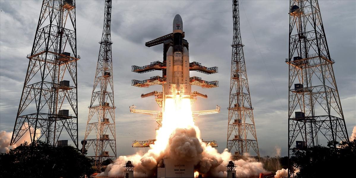 Indická vesmírna loď sa dostala na obežnú dráhu Mesiaca