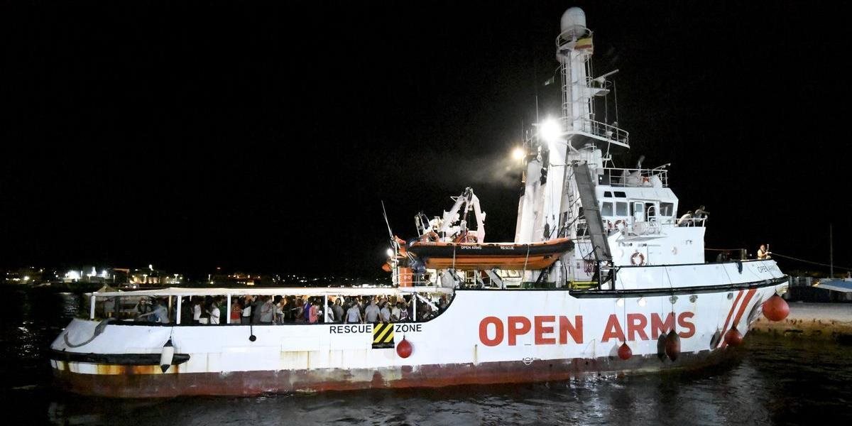 VIDEO: Loď s migrantmi po troch týždňoch zakotvila na Lampeduse