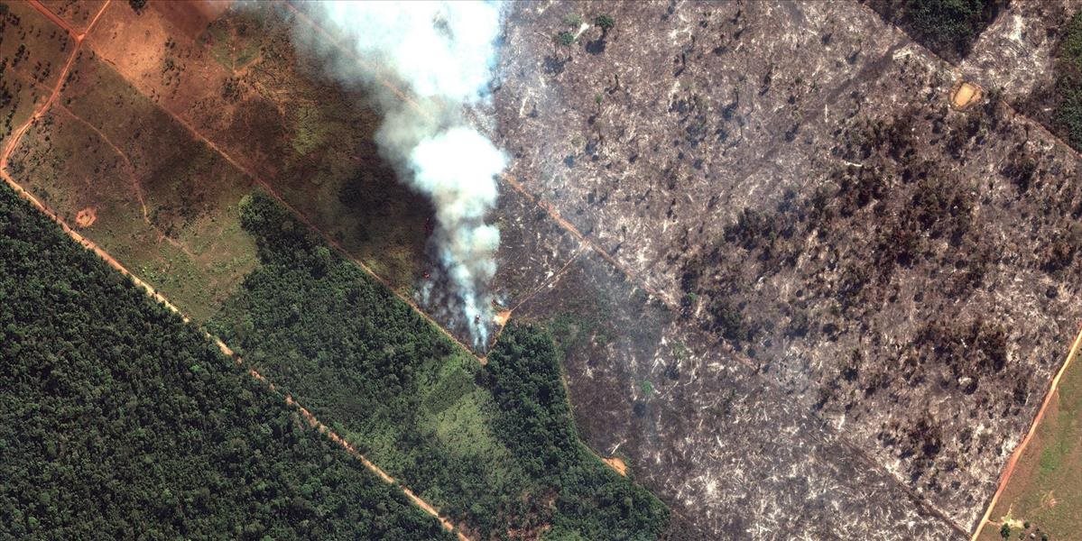 Požiare pralesa v Brazílii sú medzinárodnou krízou, riešiť by sa mali na summite G7