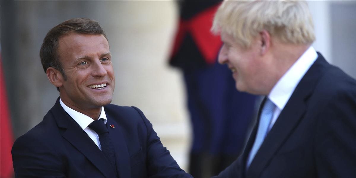 FOTO + VIDEO: Boris Johnson sa v Elyzejskom paláci cítil ako doma, toto si dovolil!
