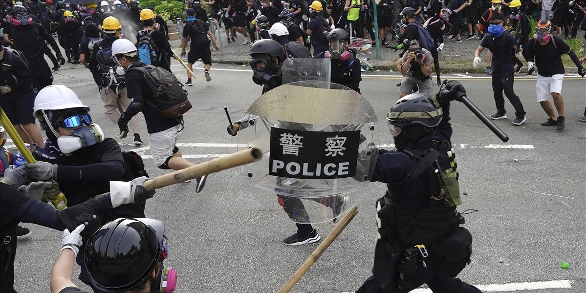 V Hongkongu opäť došlo k zrážke demonštrantov s políciou