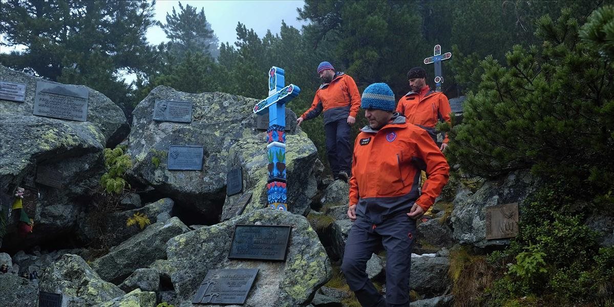 Záchranári pomáhali skupine turistov, ktorých zasiahol blesk