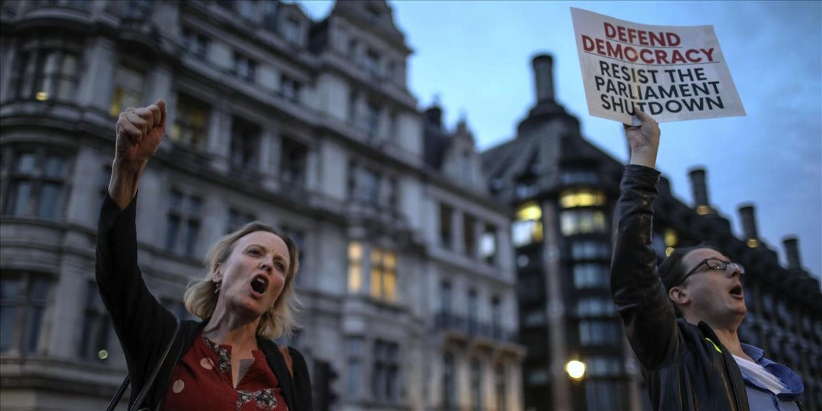 V Británii vládne chaos, do ulíc vyšli stovky nespokojných ľudí