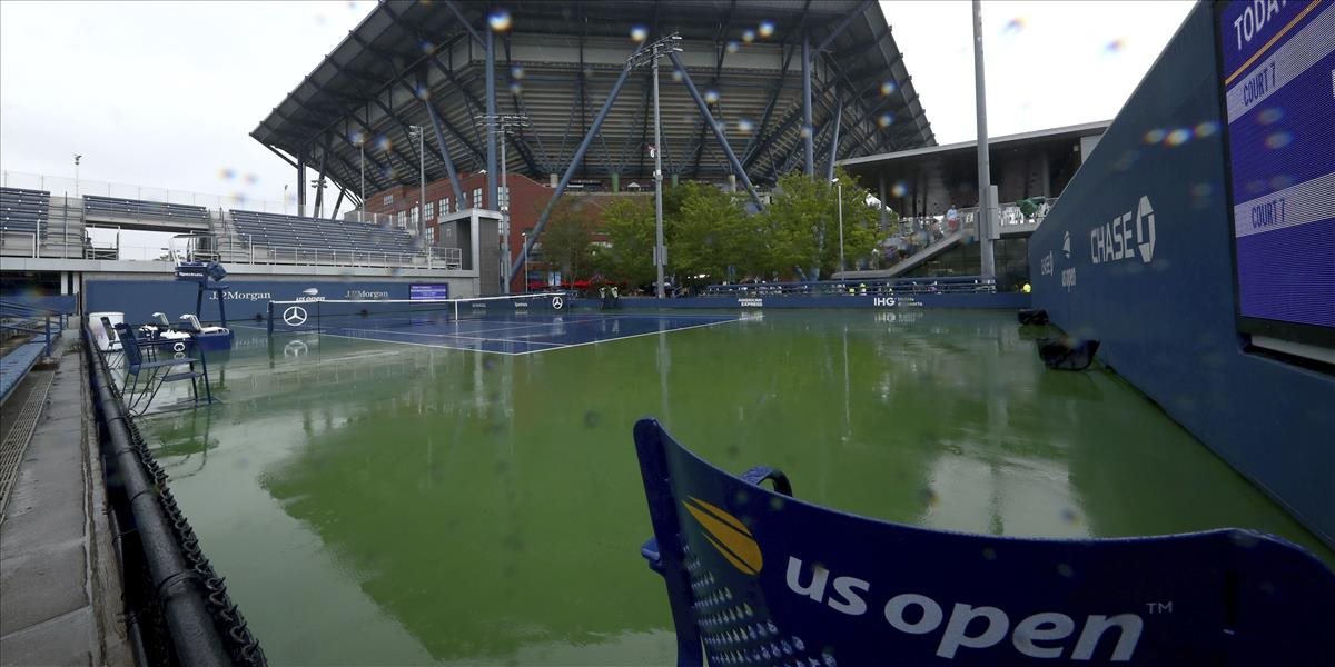 US Open skomplikoval dážď, hralo sa pod strechou