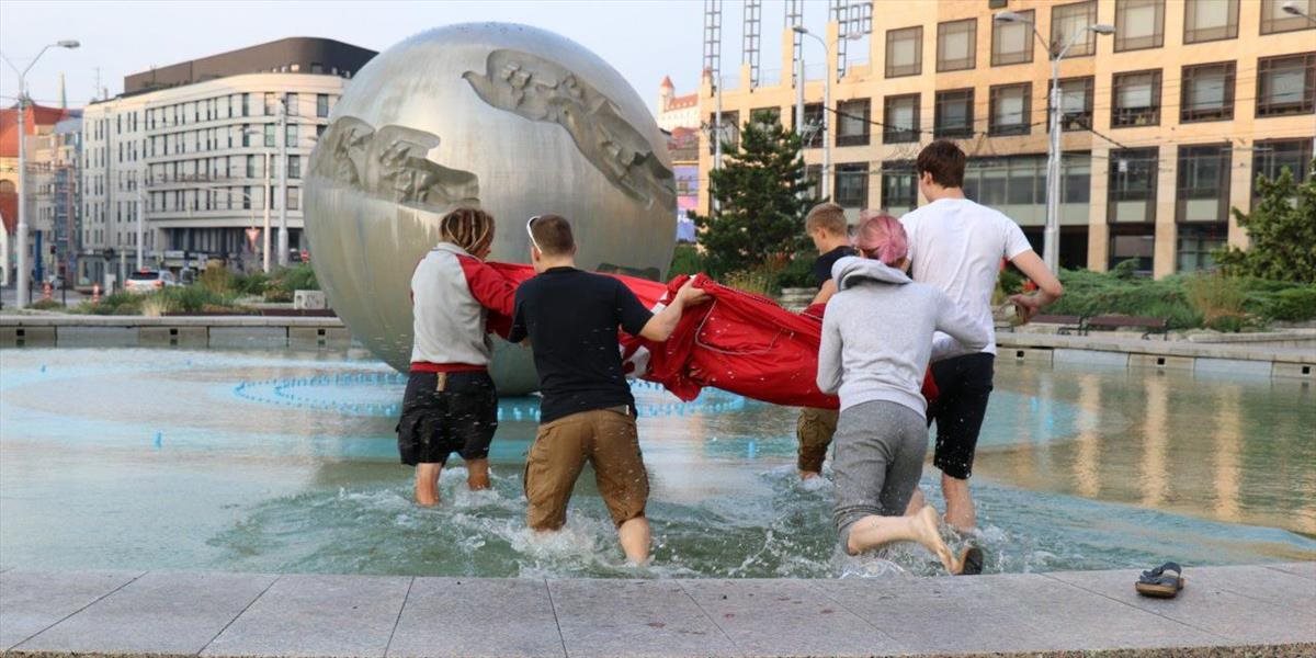 V Bratislave prekryli fontánu červenou látkou