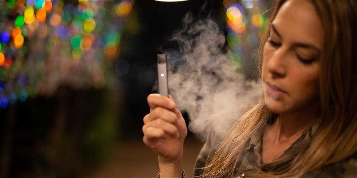 Cestujete a fajčíte e-cigarety? Dajte si pozor kam ich môžete vziať!