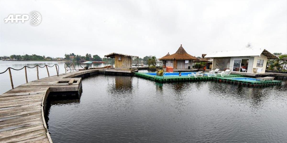 Pri Pobreží Slonoviny pláva plastový ostrov s hotelom
