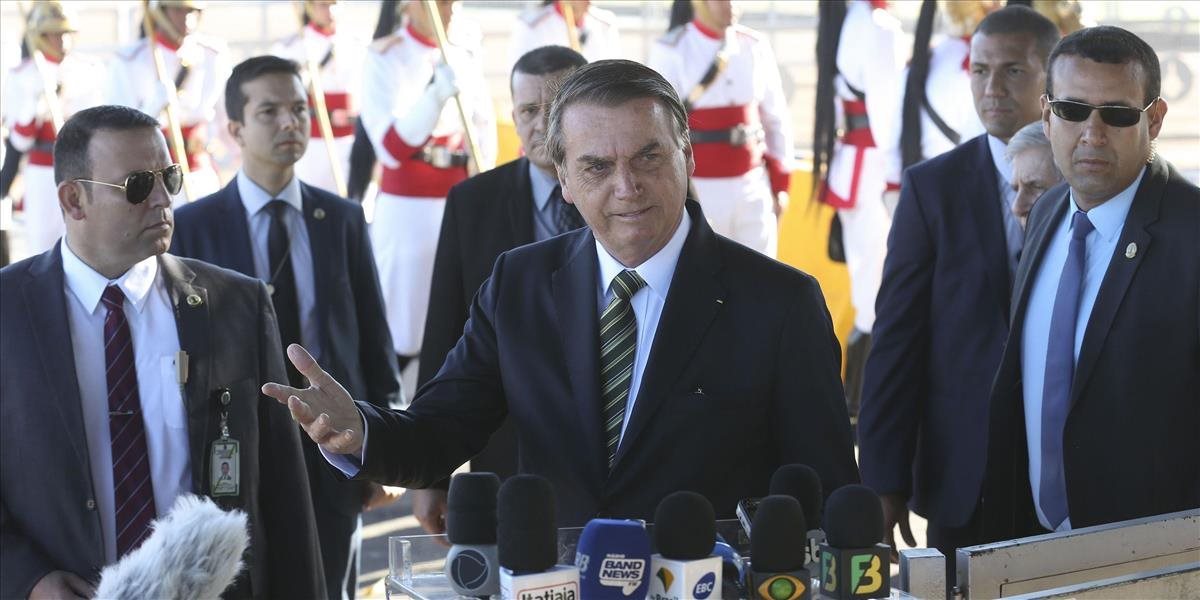 Brazílsky prezident prichádza vďaka svojmu postoju k požiarom pralesa o popularitu