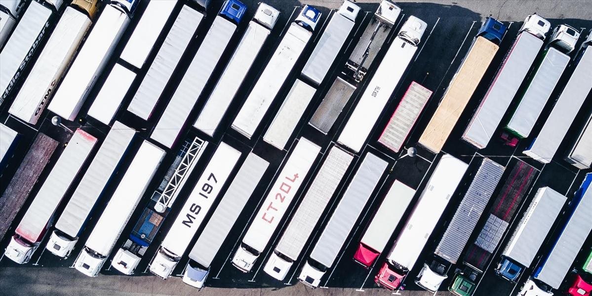 Nemecký minister dopravy kritizuje novú daň z CO2 pre kamióny