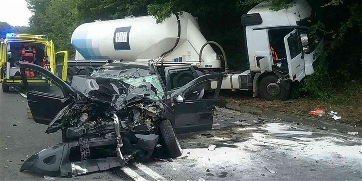 Pri Lučatíne sa zrazil kamión a osobné auto, dve osoby sú zranené