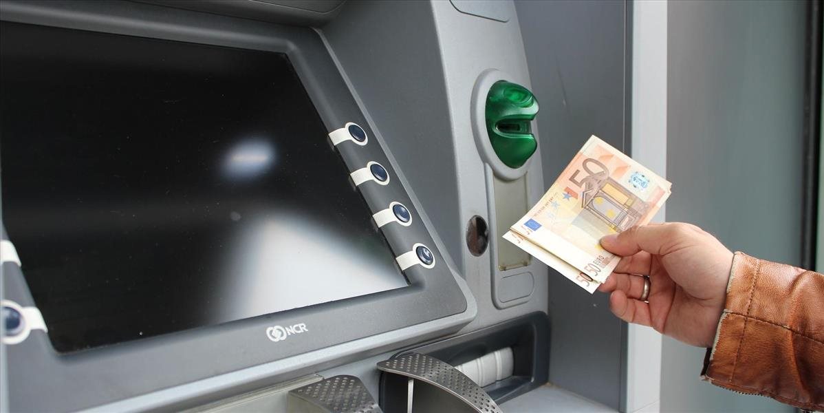 Ak nájdete zabudnuté peniaze v bankomate, treba ich vrátiť