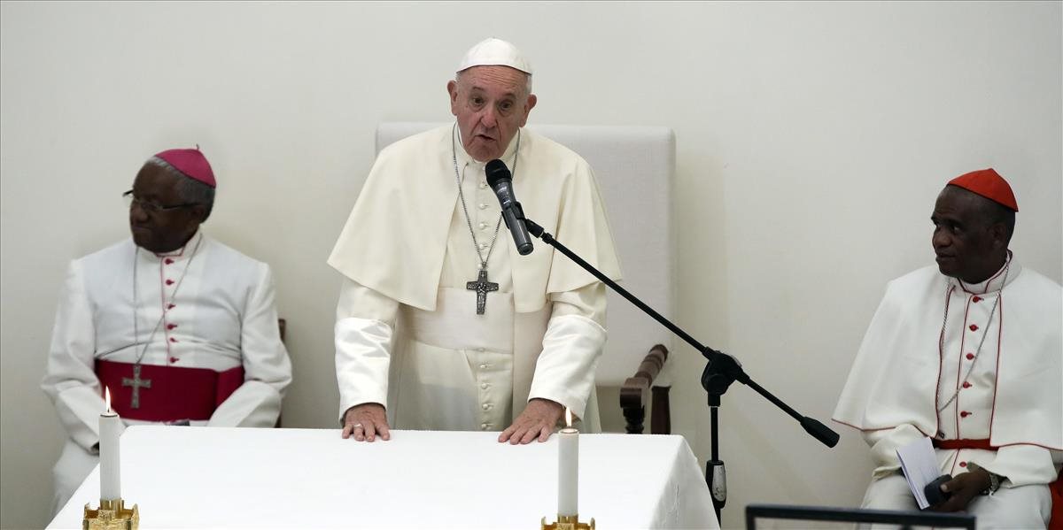 Pápež sa modlí, obáva sa schizmy