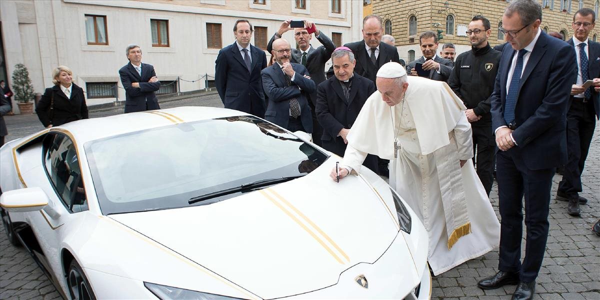 Pápež prevzal symbolický šek za svoje vydražené lamborghini