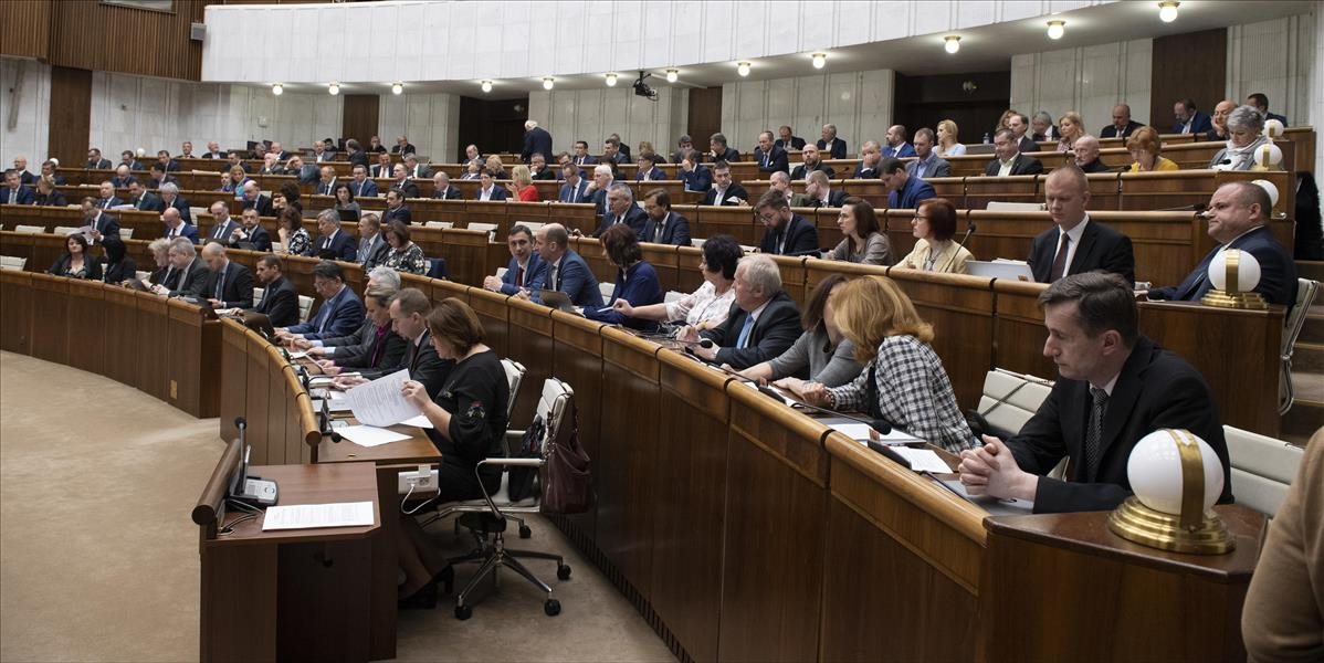 NRSR schválila novelu zákona, politici budú mať právo na odpoveď