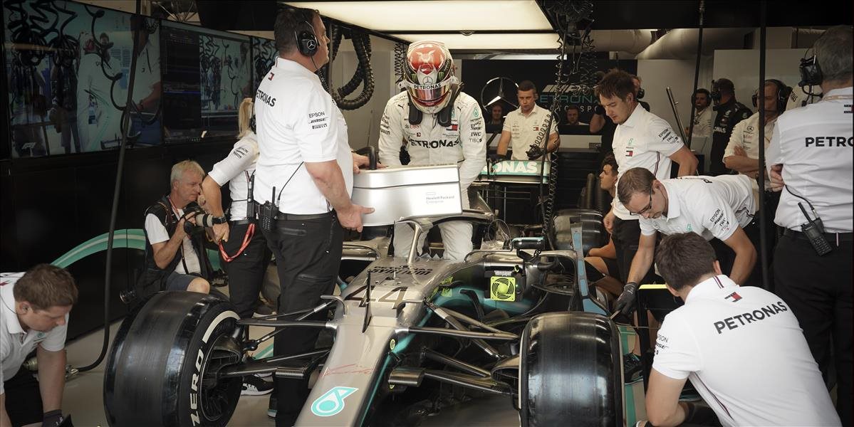 Mercedes to má v Singapure ako na hojdačke, navyše čelí trestu za porušenie pravidiel
