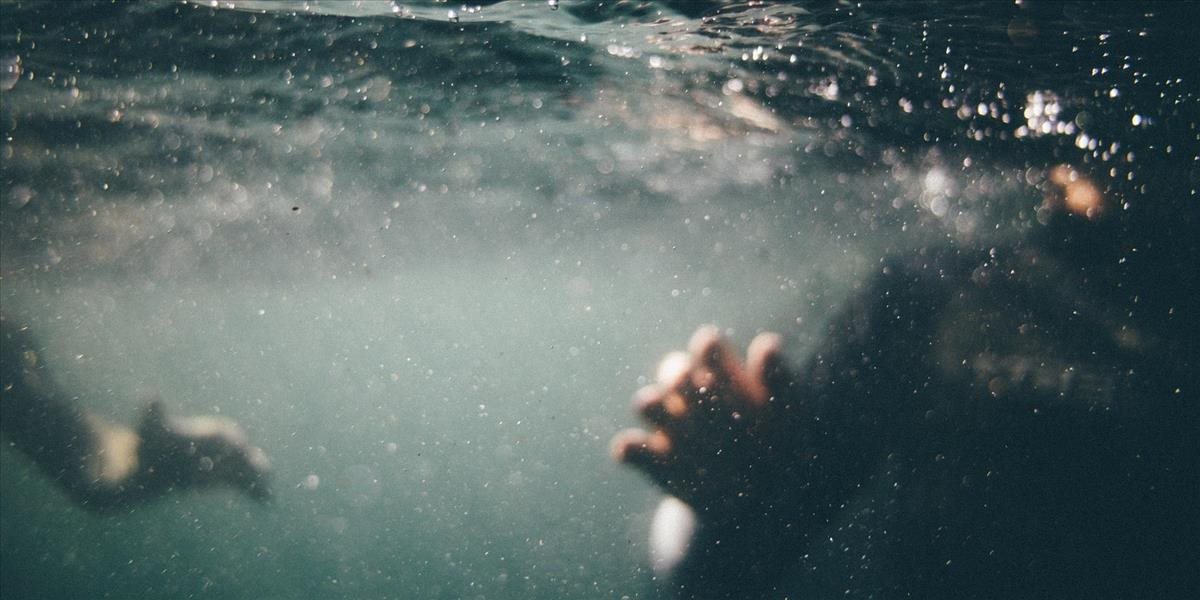 Muž chcel pod vodou požiadať priateľku o ruku, utopil sa pri tom