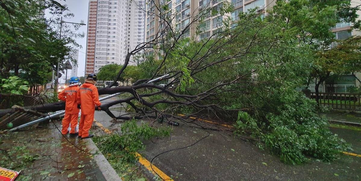 Južnú Kóreu zasiahol silný tajfún, zranilo sa 26 ľudí