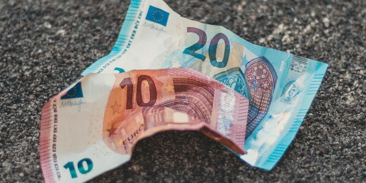 Kurz eura klesol pod hranicu 1,10 USD/EUR