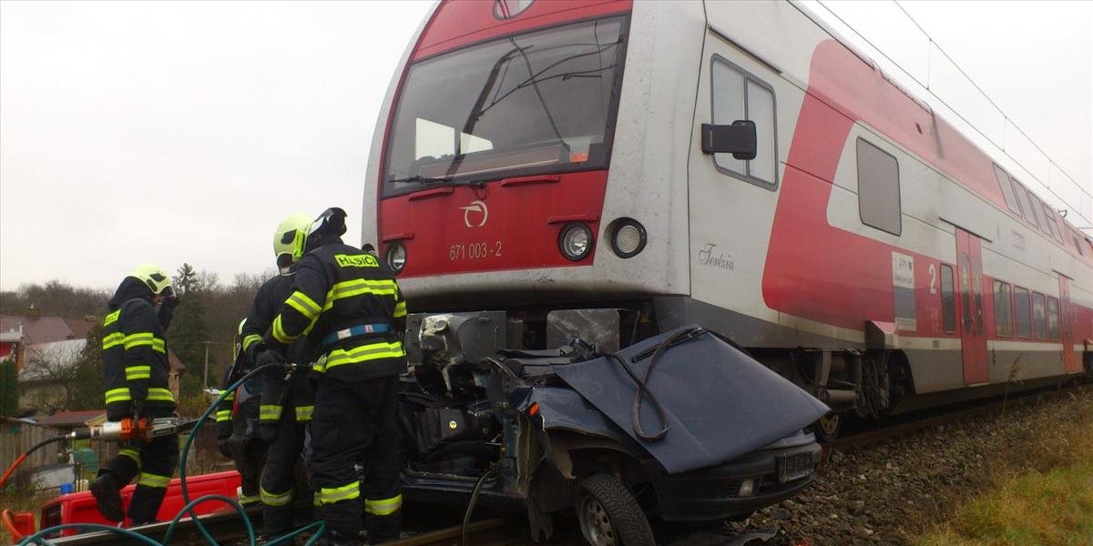 Tragédia v Rožkovanoch: Pri zrážke vlaku a auta zomreli tri osoby
