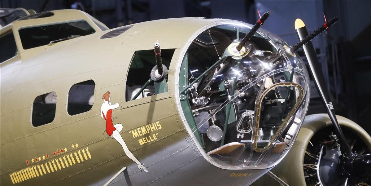 Zrútilo sa historické lietadlo, päť ľudí previezli do nemocnice