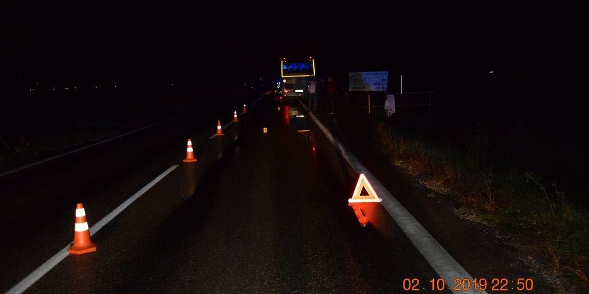 Autobus prešiel ženu ležiacu na ceste, zraneniam podľahla