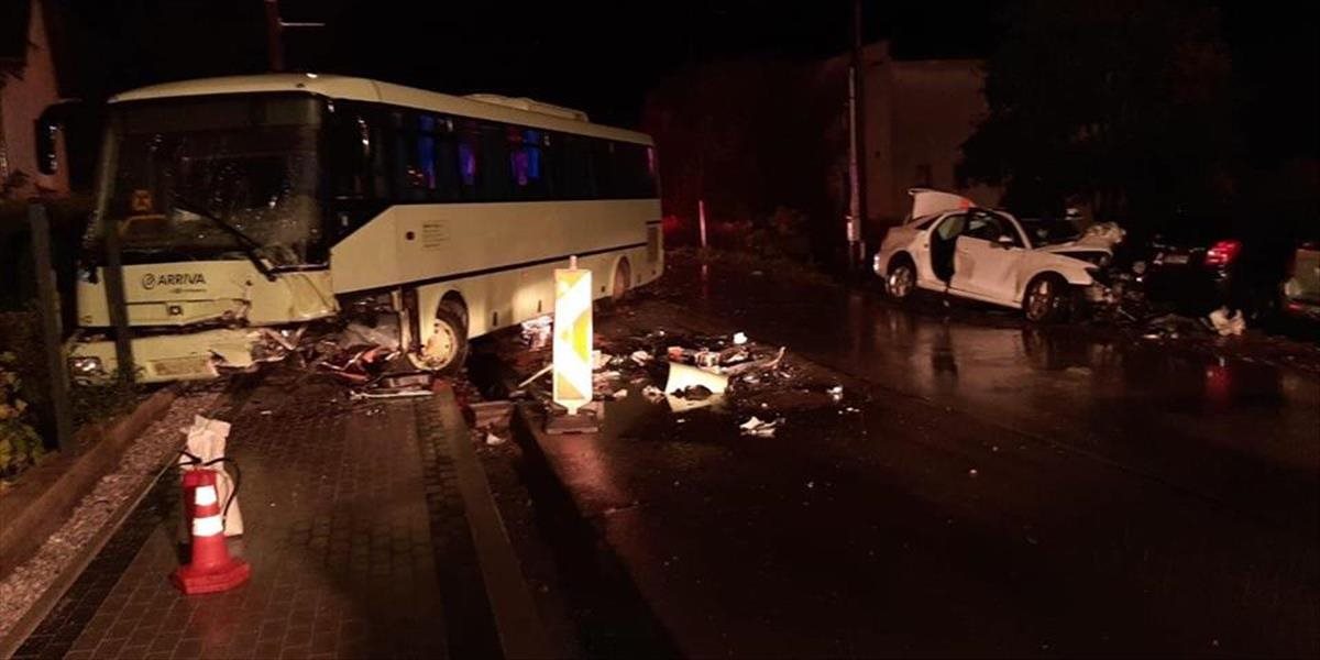 Mladý vodič v osobnom vozidle neprežil zrážku s autobusom