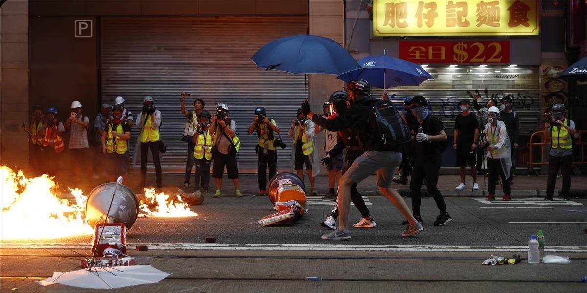 Proti zákazu nosenia masiek v Honkongu zase demonštrujú tisícky ľudí