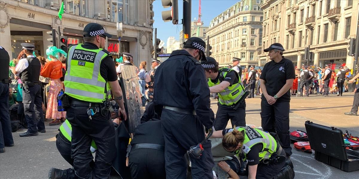 Polícia zadržala v Londýne takmer 300 environmentálnych aktivistov