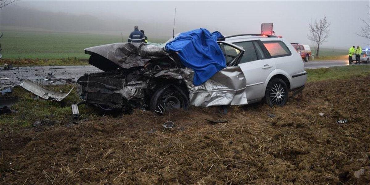 Tragická nehoda v Šarovciach: Auto vyletelo do poľa, jedna osoba zahynula