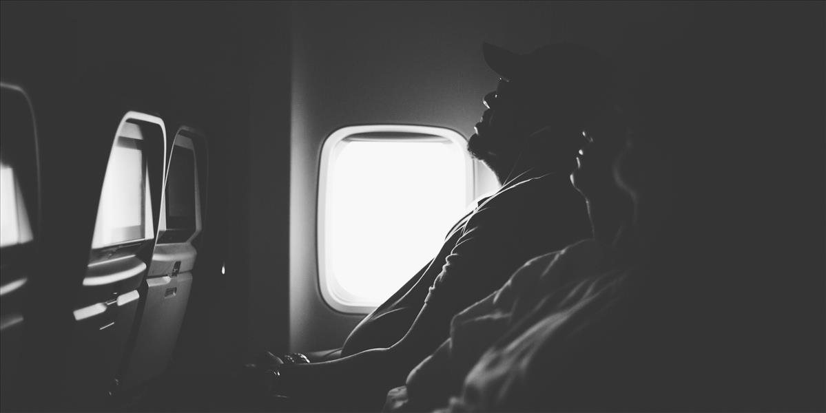 Kvôli chrápajúcemu otcovi pripravila dcéra pre cestujúcich v lietadle "balíčky záchrany"