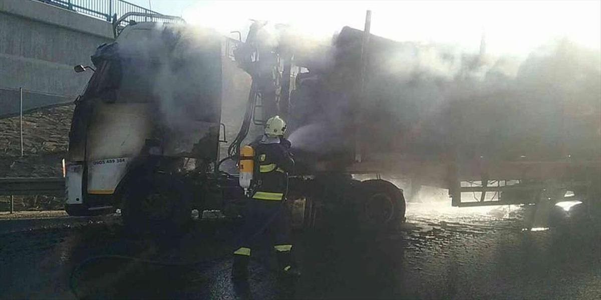 Hasiči z Nitry zasahujú na rýchlostnej ceste R1 pri požiari kamióna