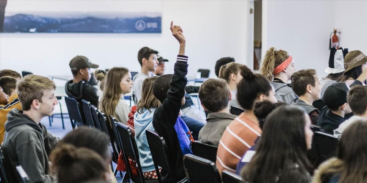 Na stredných školách by sa mal zvýšiť počet hodín prírodovedných predmetov