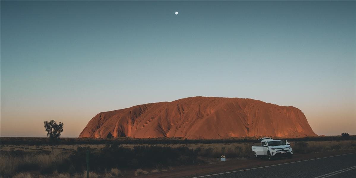 Poslednú možnosť vystúpiť na vrch Uluru využili stovky ľudí