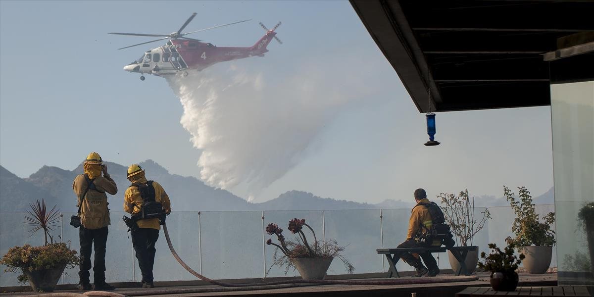 Kvôli požiarom musí z Kalifornie odísť 40 000 ľudí