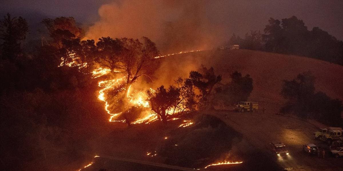 Kaliforniu sužujú požiare, 180-tisíc ľudí muselo opustiť domovy