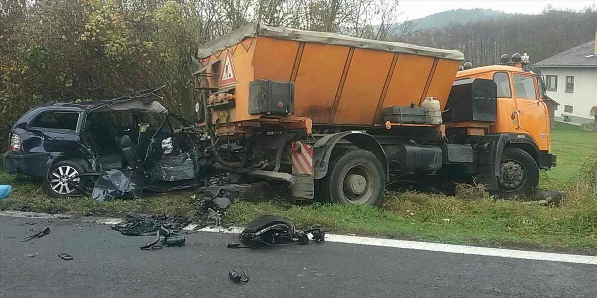 Pri zrážke nákladného auta s osobným vyhasol jeden ľudský život