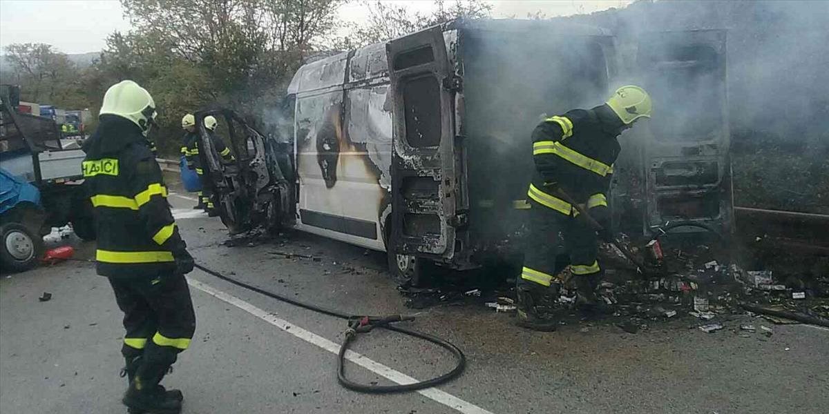 Zrážka dodávok pri Hlohovci: Jedna začala horieť, hlásia dvoch mŕtvych