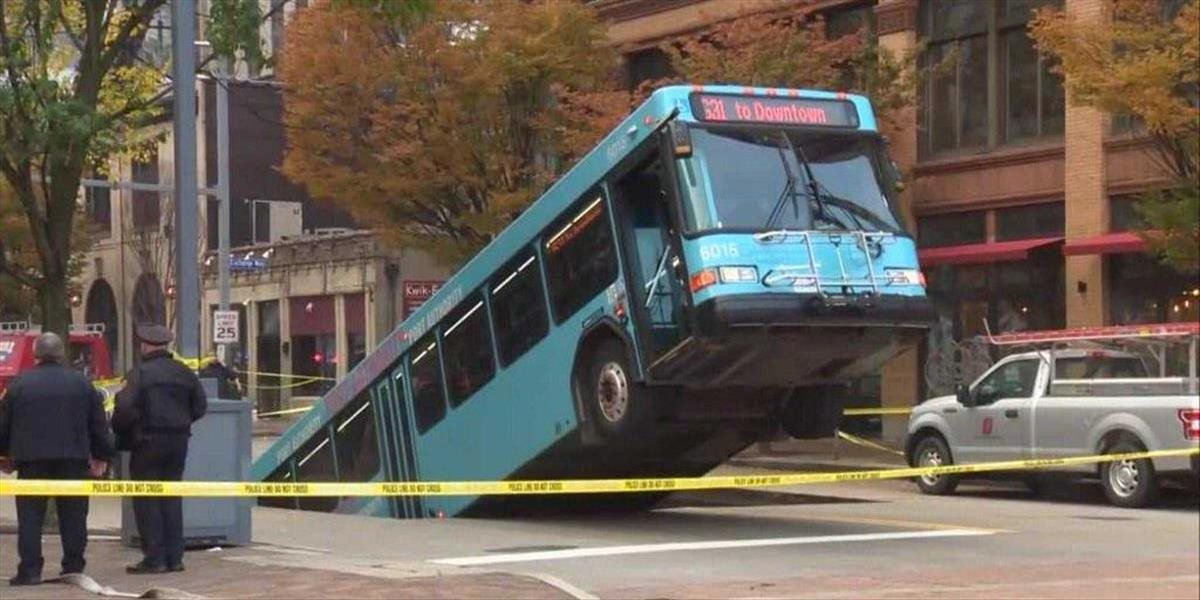 VIDEO: Autobus v Pittsburghu čakal na červenej, prepadla sa pod ním zem